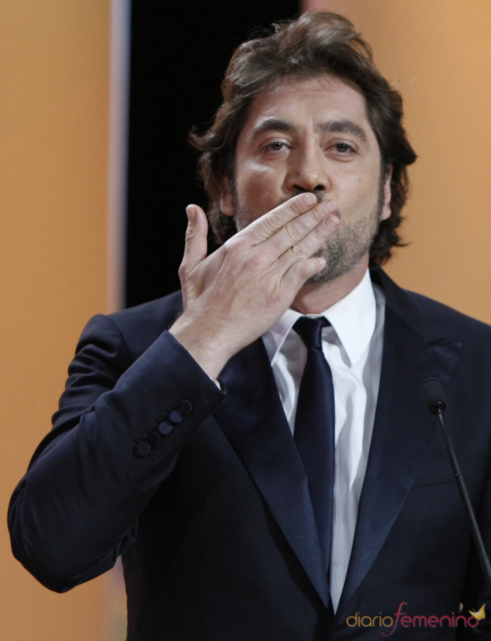 Javier Bardem dedica un beso y la Palma de Oro a Penélope Cruz