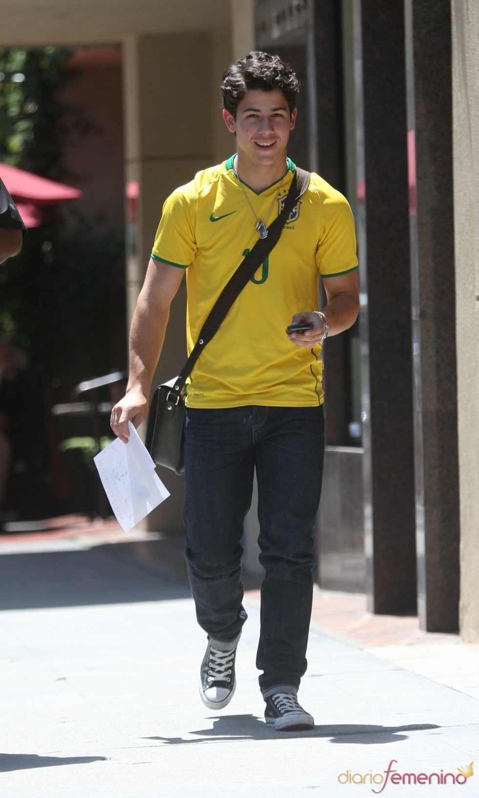Nick Jonas vestido con las camiseta de Brasil