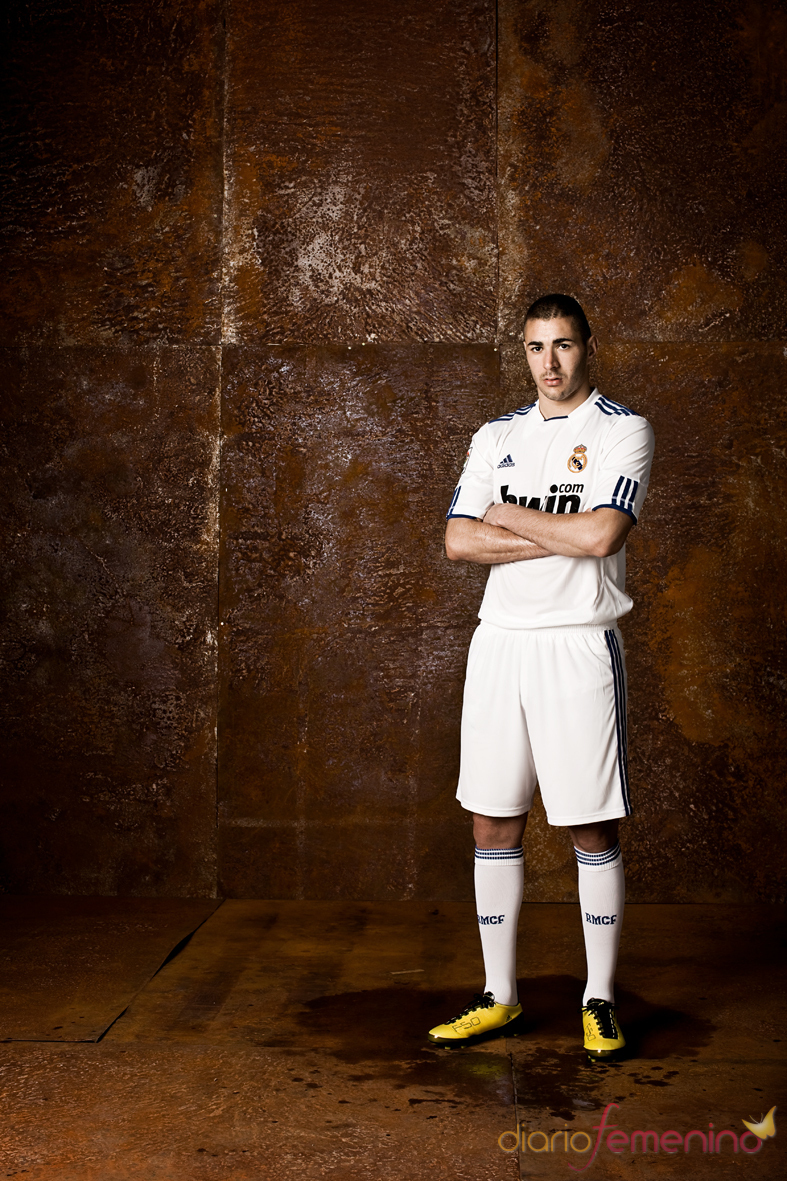 Benzema viste la nueva camiseta del Real Madrid