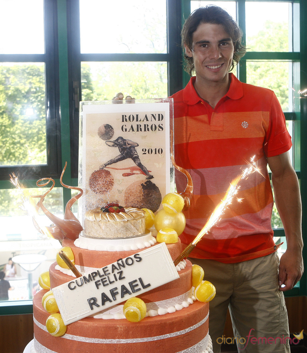 Rafa Nadal con su tarta de 24 cumpleaños