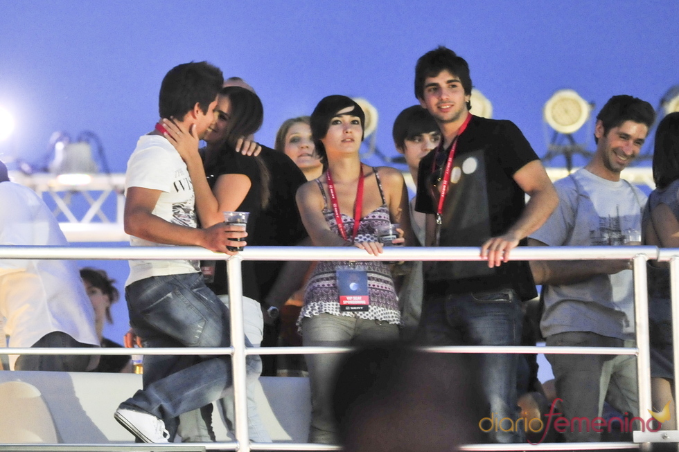 Elena Furiase se besa con su novio en el Rock in Rio 2010