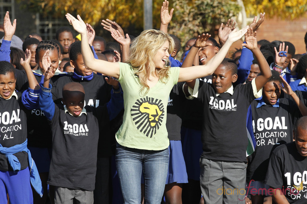 Shakira, con los niños en Sudáfrica