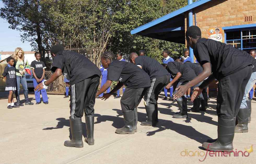 Niños de Sudáfrica bailan con Shakira