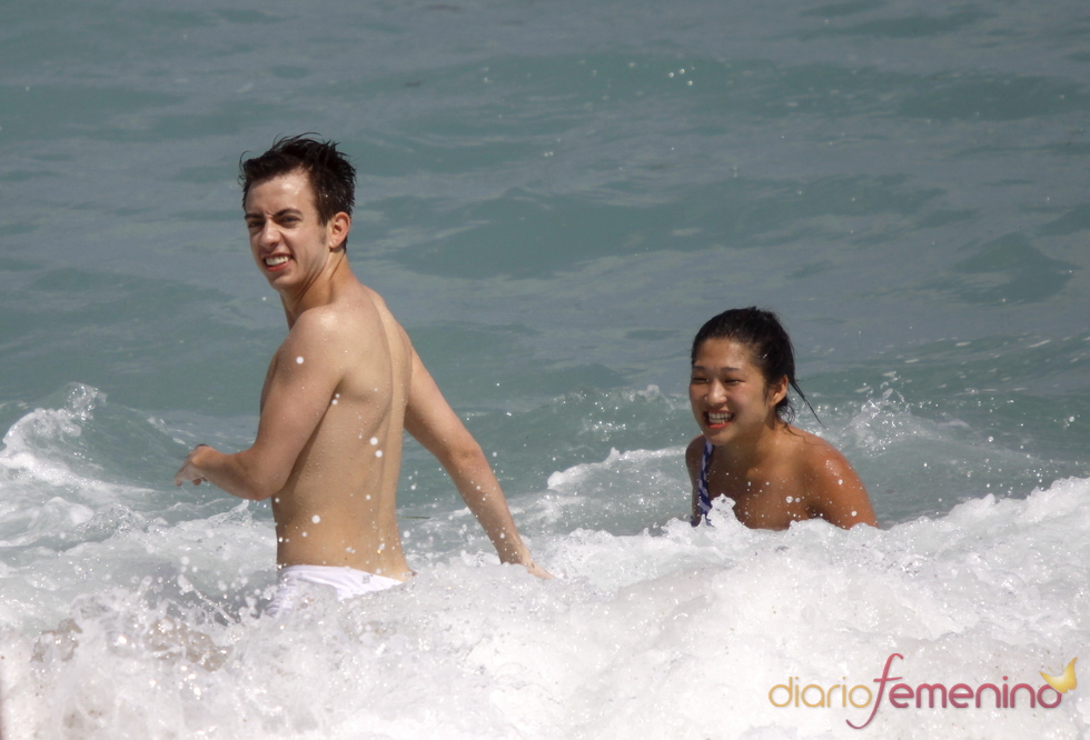 Jenna Ushkowitz y Kevin McHale se dan un baño