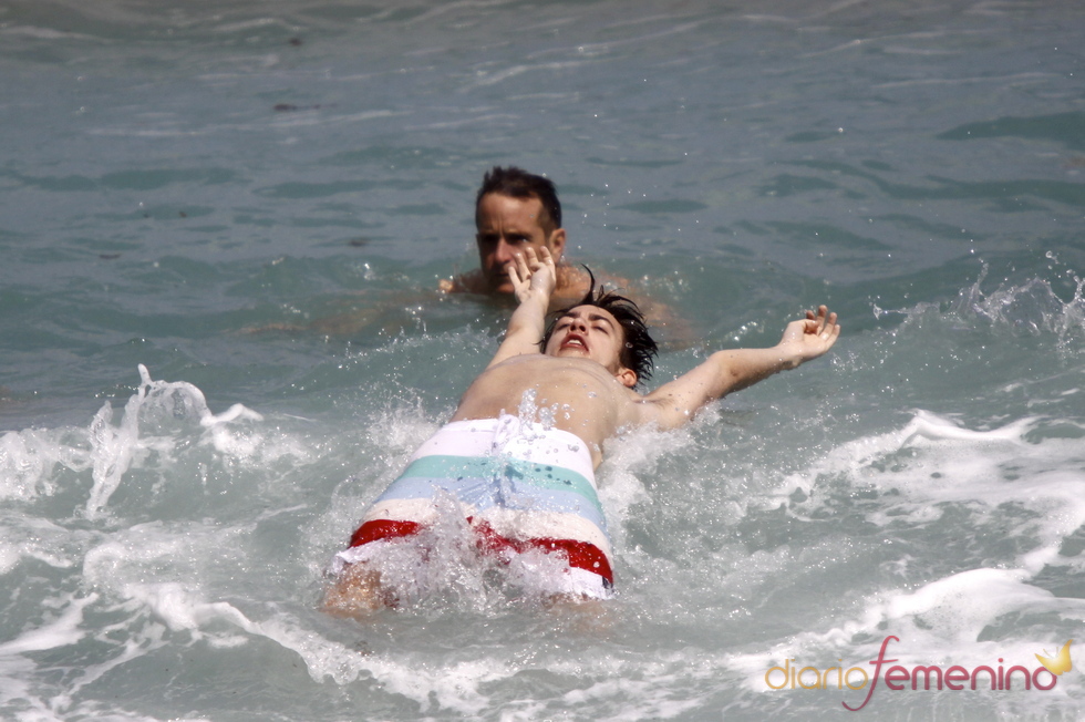 Kevin McHale, de 'Glee', hace acrobacias en el agua