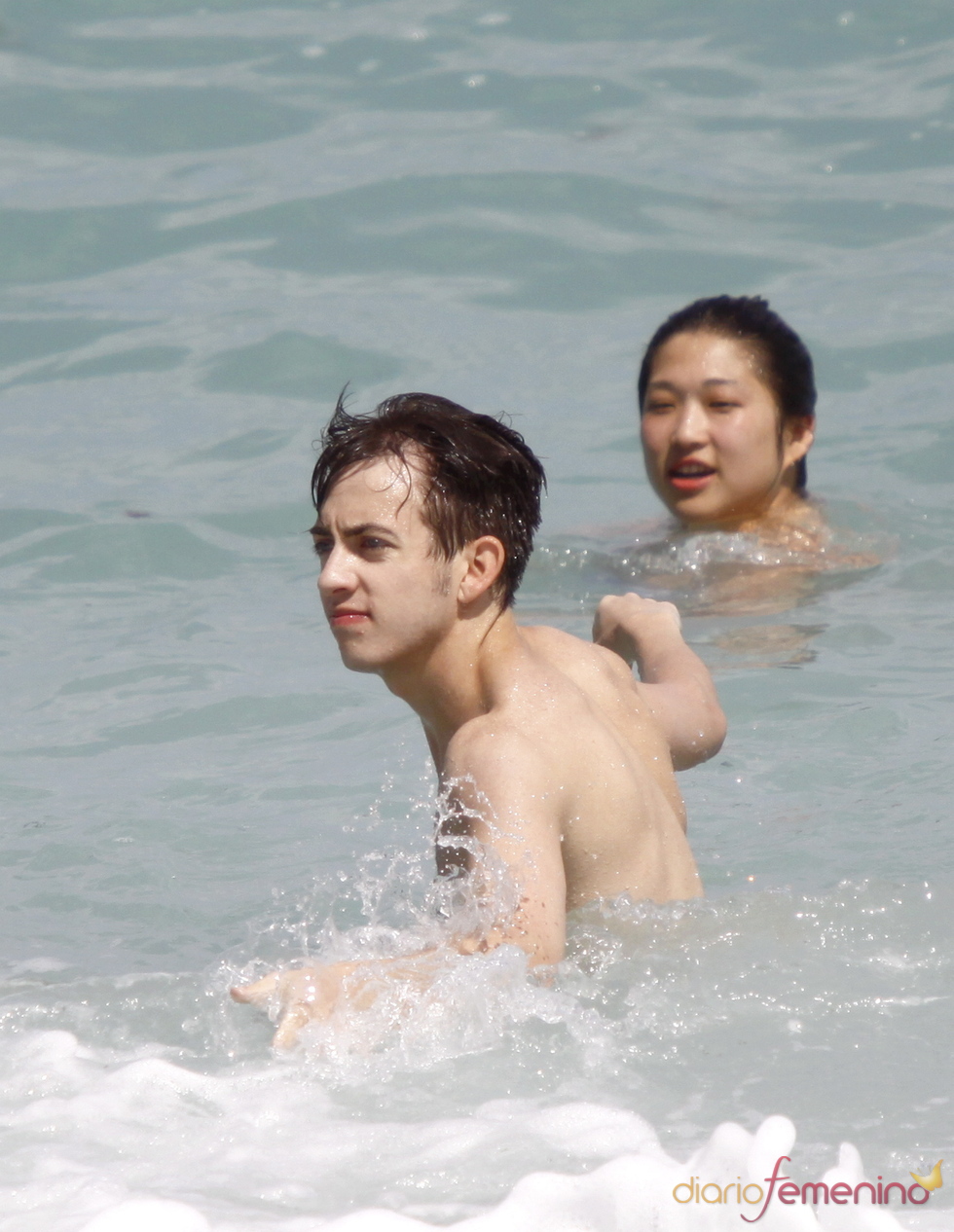 Jenna Ushkowitz y Kevin McHale a remojo