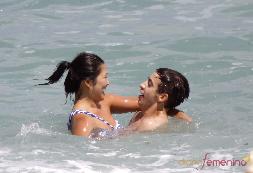 Jenna Ushkowitz y Kevin McHale, de Glee, diversión en la playa
