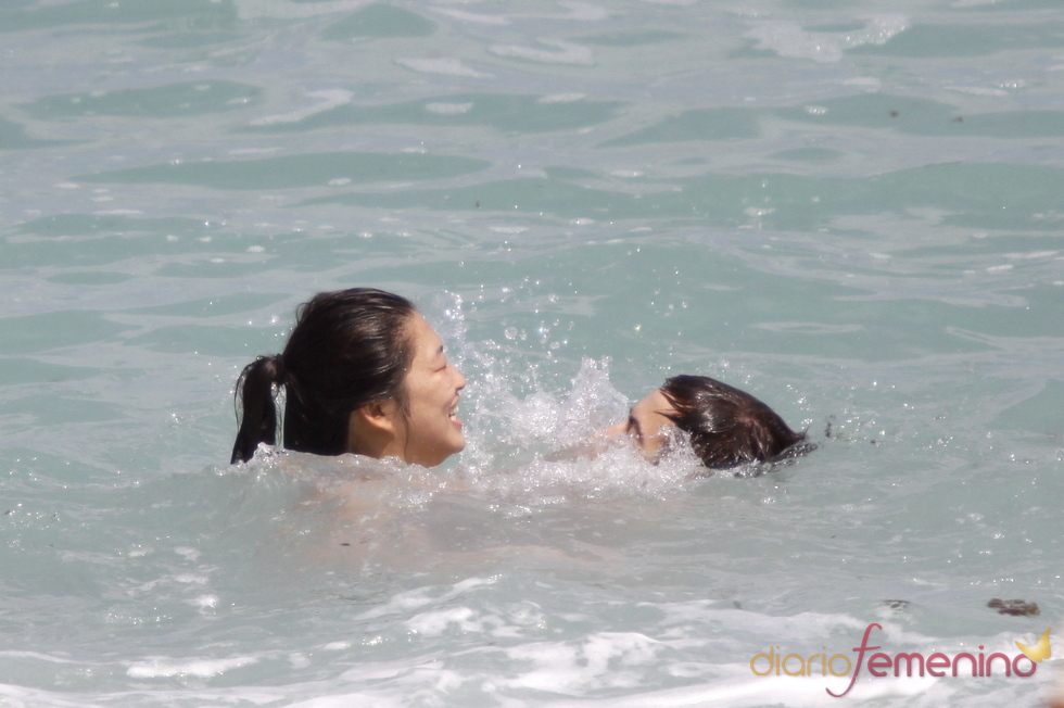 Jenna Ushkowitz y Kevin McHale, de Glee, de risas en la playa