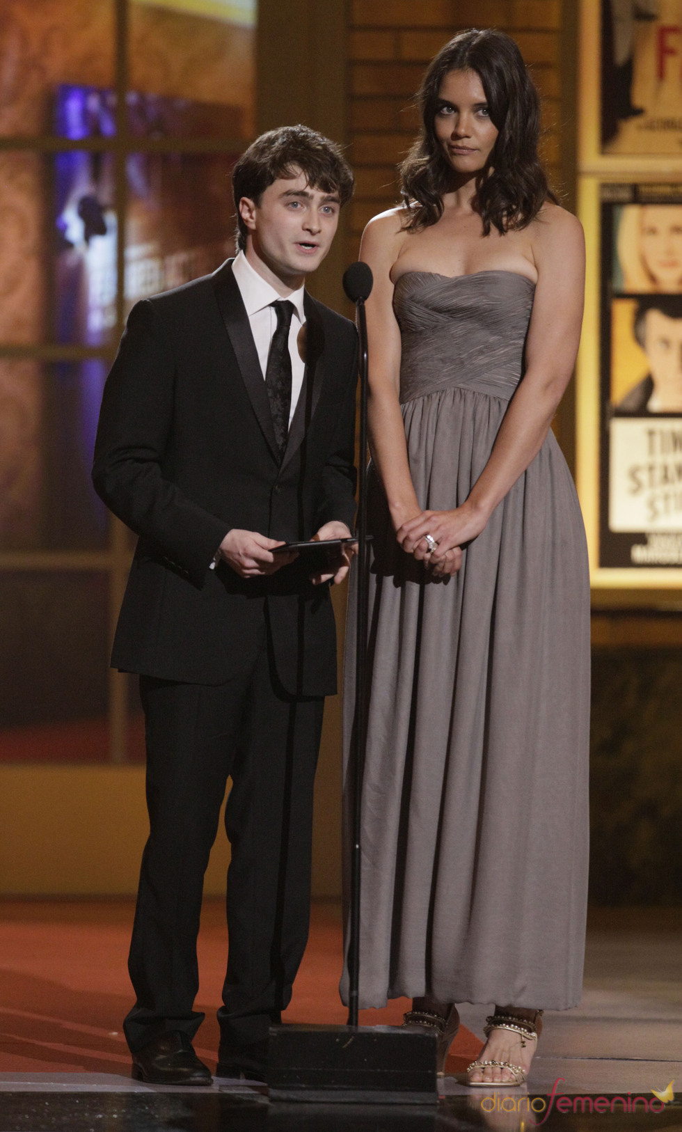 Daniel Radcliffe y Katie Holmes presentan un premio Tony