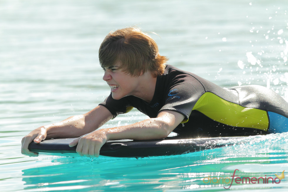 Justin Bieber hace surf en las Bahamas