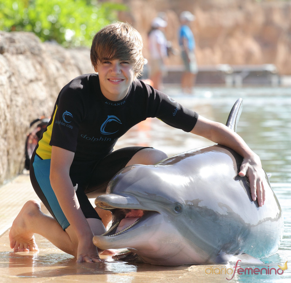 Justin Bieber posa junto a un delfín