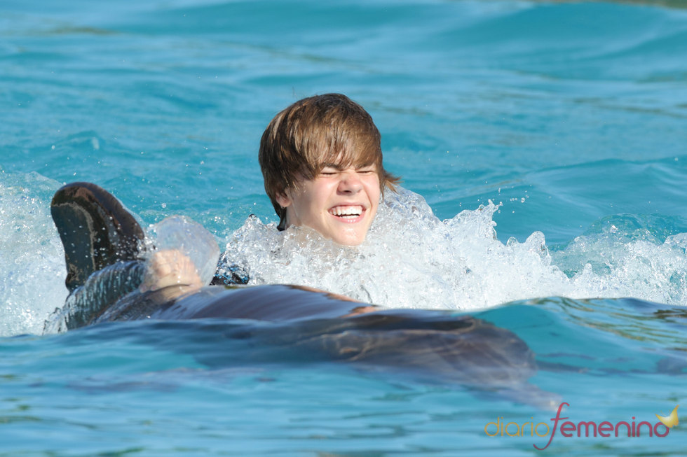 Justin Bieber nada con un delfín