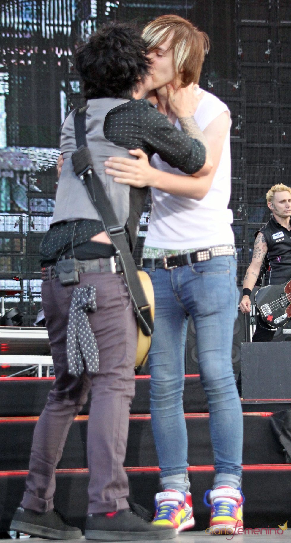 Billie Joe, de Green Day, se besa con un fan