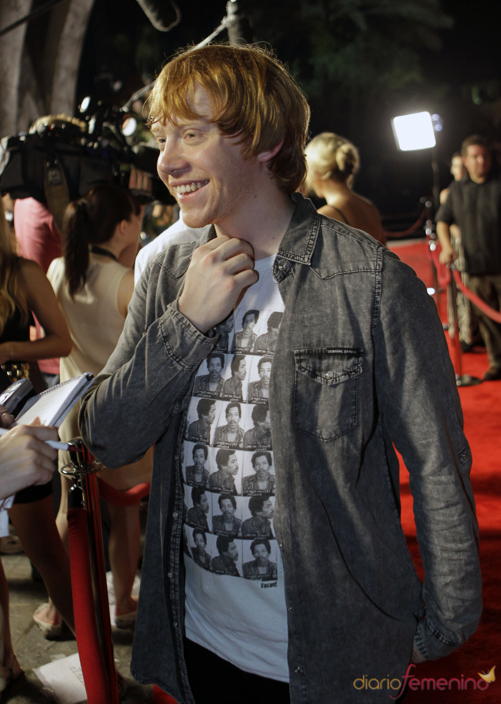 Rupert Grint en el parque temático de 'Harry Potter'
