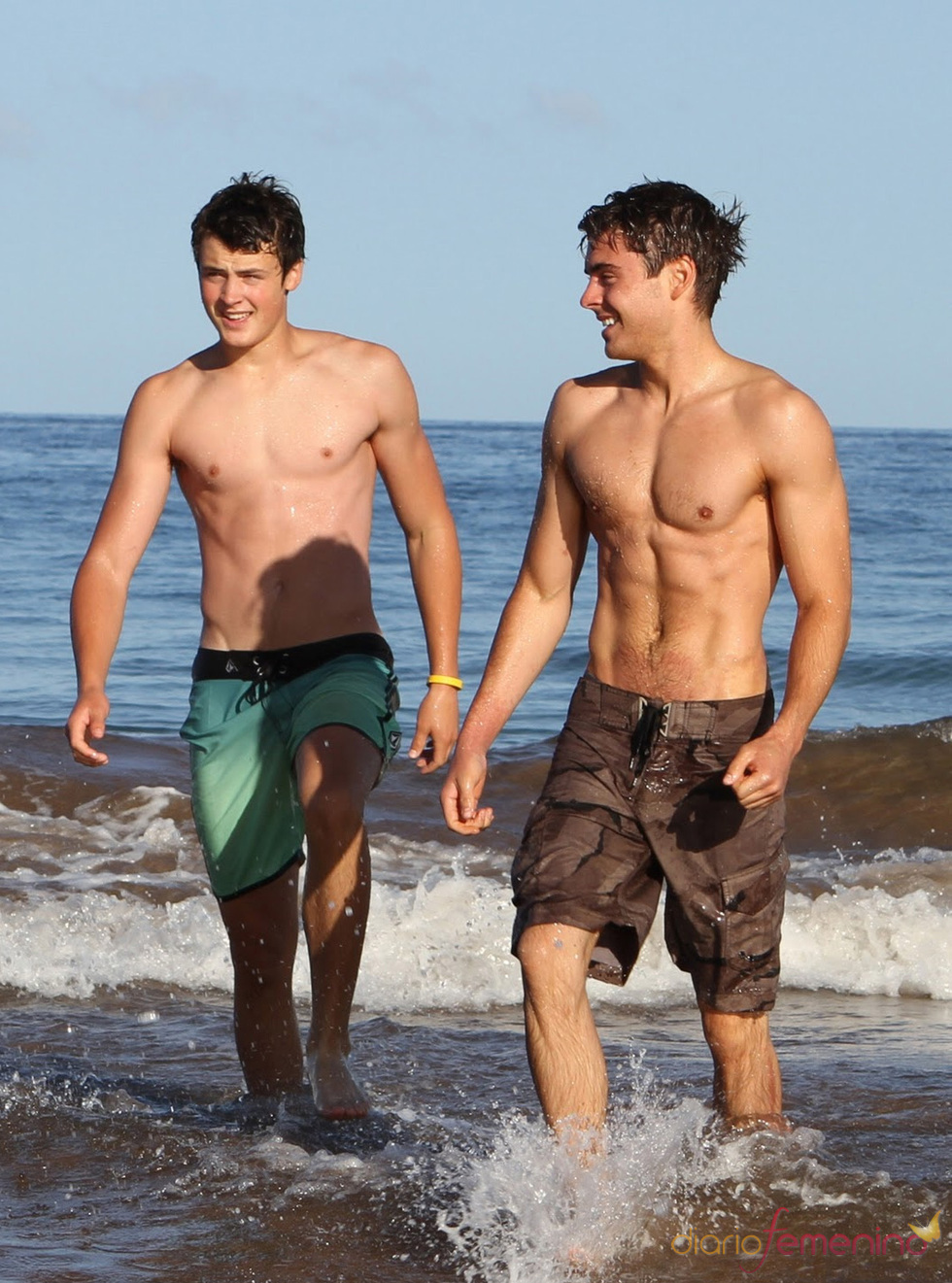 Zac Efron y su hermano Dylan Efron en la playa