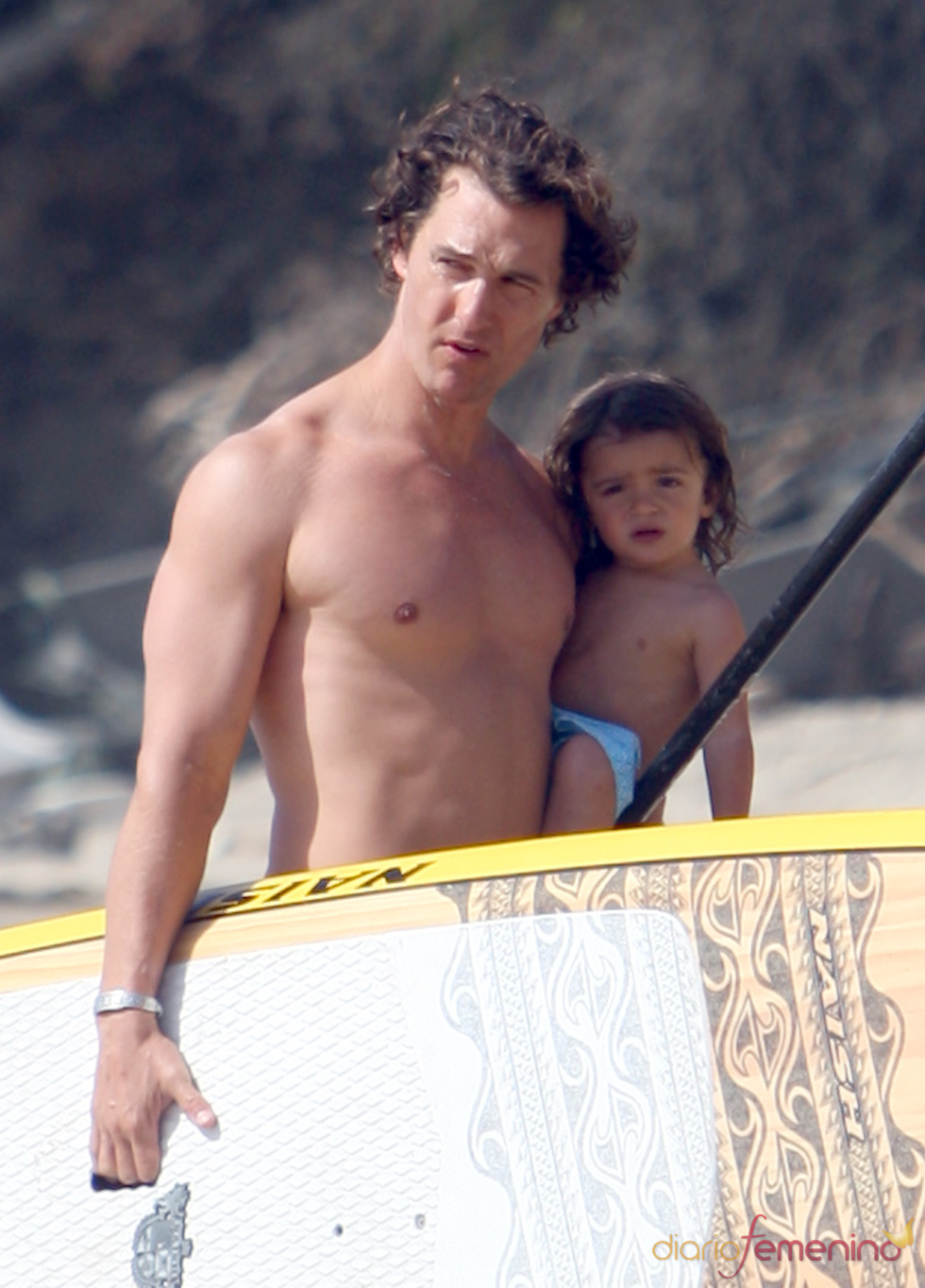 Levi hace surf con Matthew McConaughey