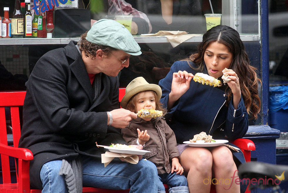 Matthew McConaughey, Camila Alves y Levi comiendo