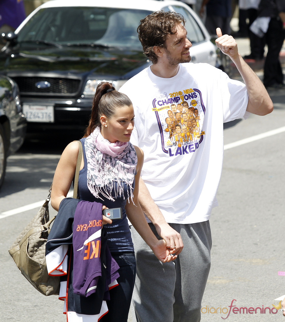 Pau Gasol y Silvia López tras el trriunfo de los Lakes en la NBA