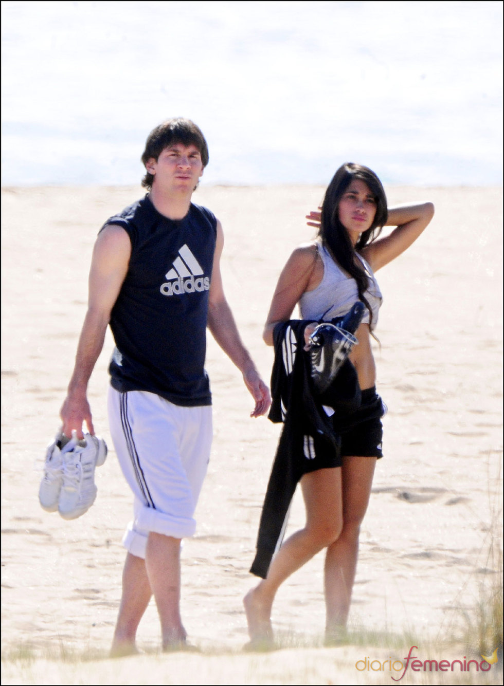 Messi y su novia Antonella en la playa