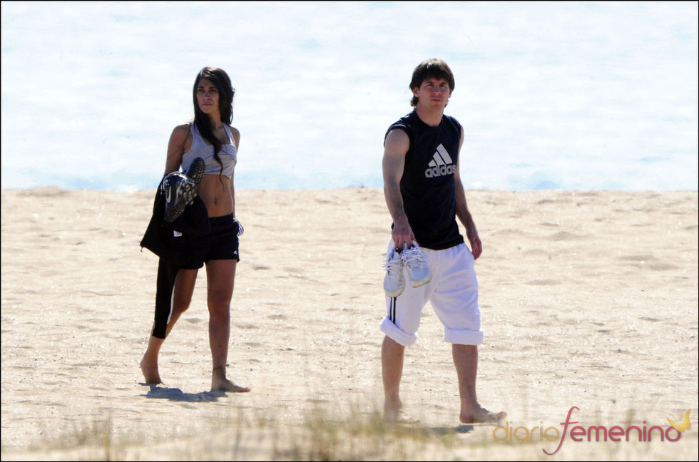 Leo Messi y su novia Antonella de paseo en la playa