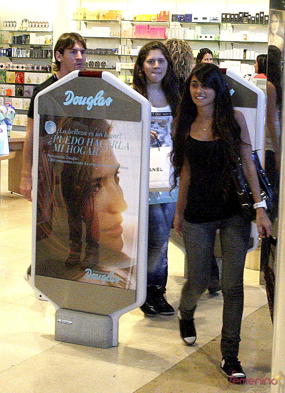 Messi y su novia Antonella Rocuzzo de compras