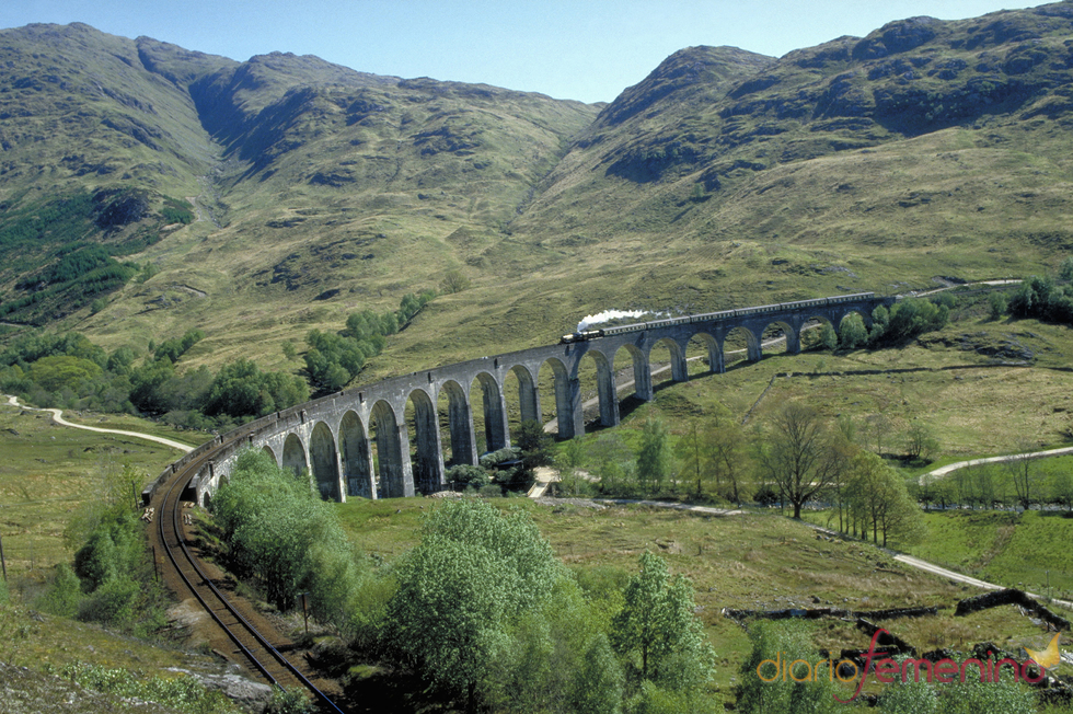 Vías del tren en las tierras altas de Escocia