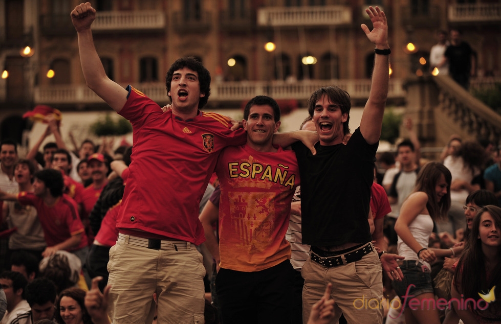 Seguidores de la Selección Española celebran la victoria en Pamplona