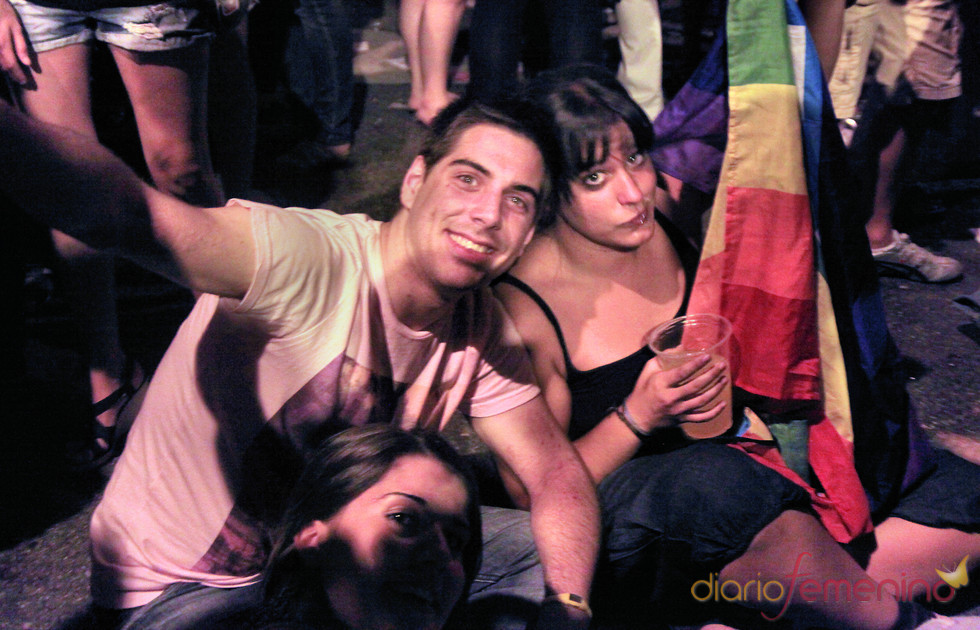 Jóvenes descansan durante el Orgullo Gay 2010