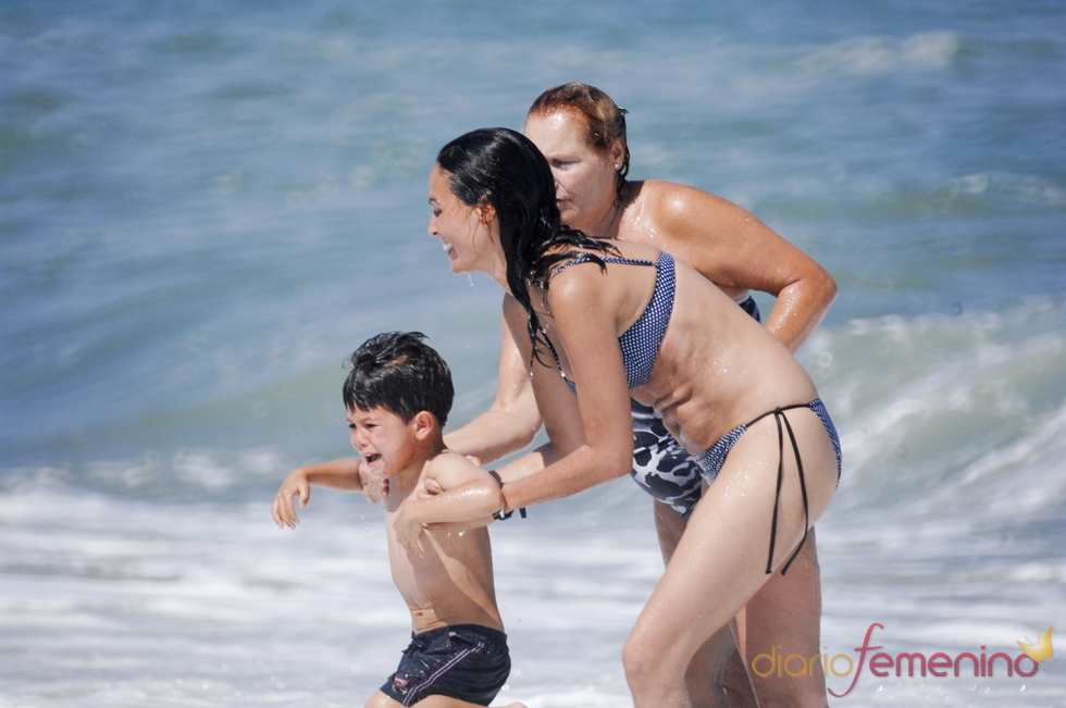 El hijo de Inés Sastre llora en la playa