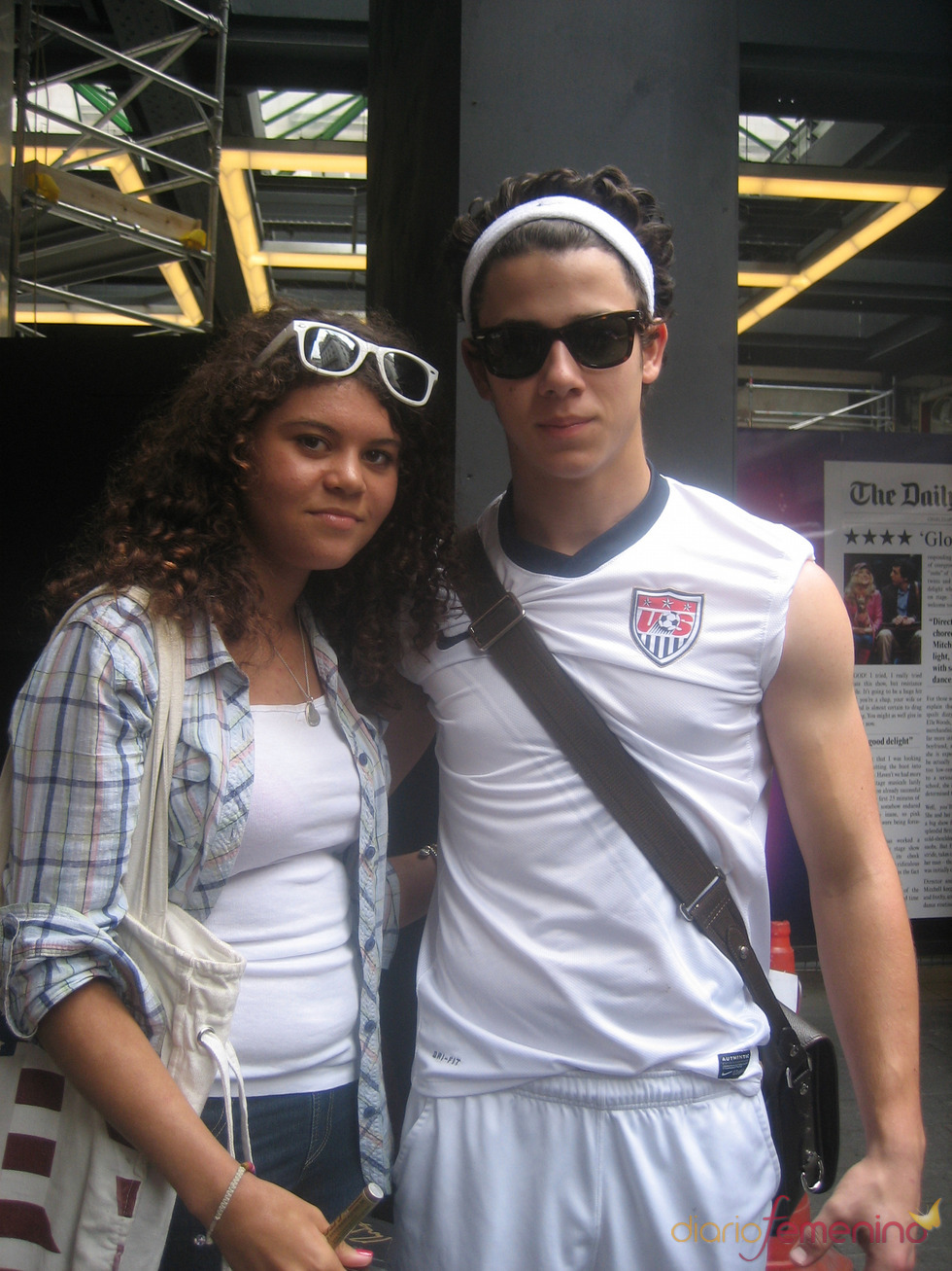Nick Jonas fotografiándose con una fan