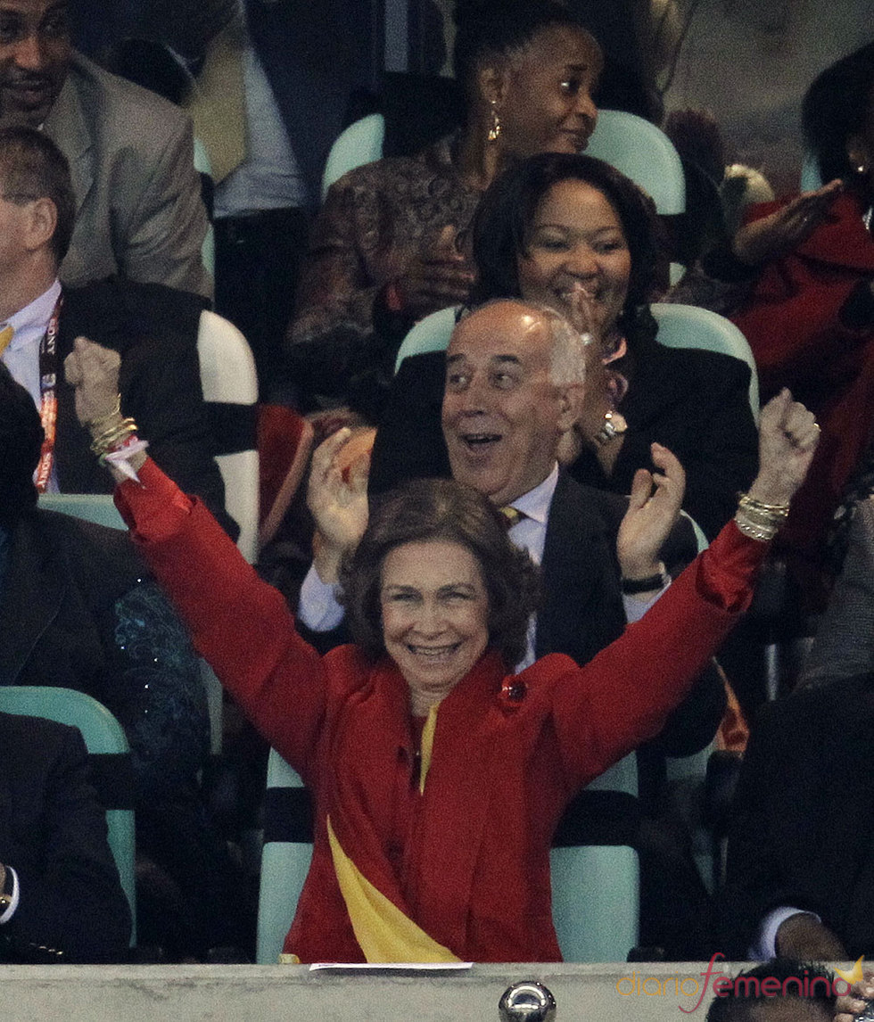 La Reina Sofía celebra el gol de España contra Alemania