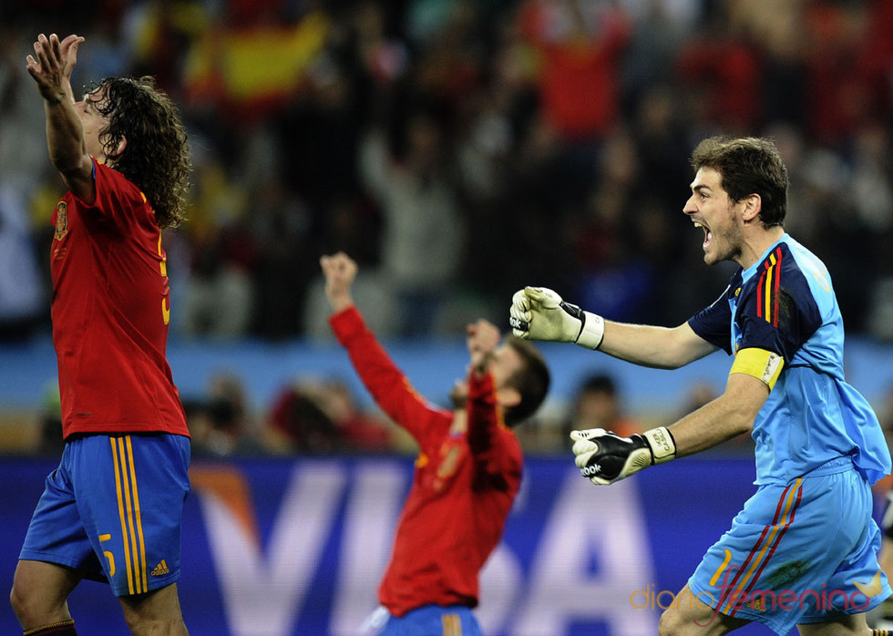 Iker Casillas celebra con Puyol el pase a la final de España