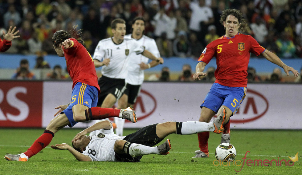 Puyol y Sergio Ramos luchando contra Alemania en el Mundial 2010
