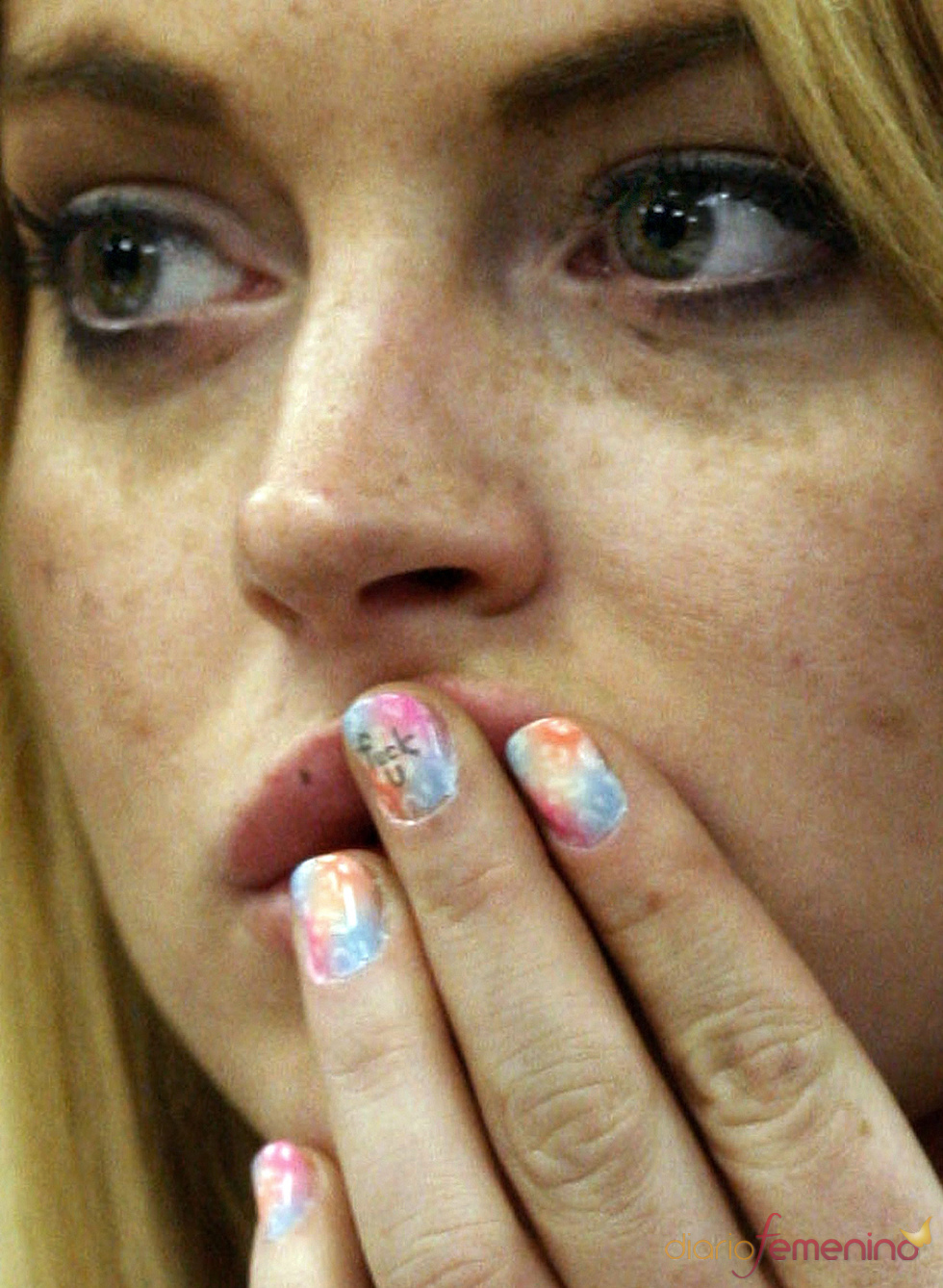 Lindsay Lohan escribe 'Fuck u' en sus uñas