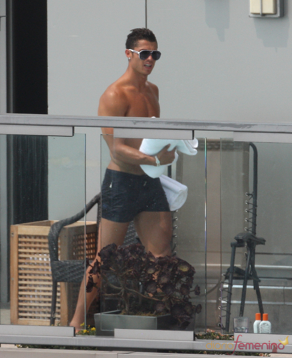 Cristiano Ronaldo luce moreno en la piscina