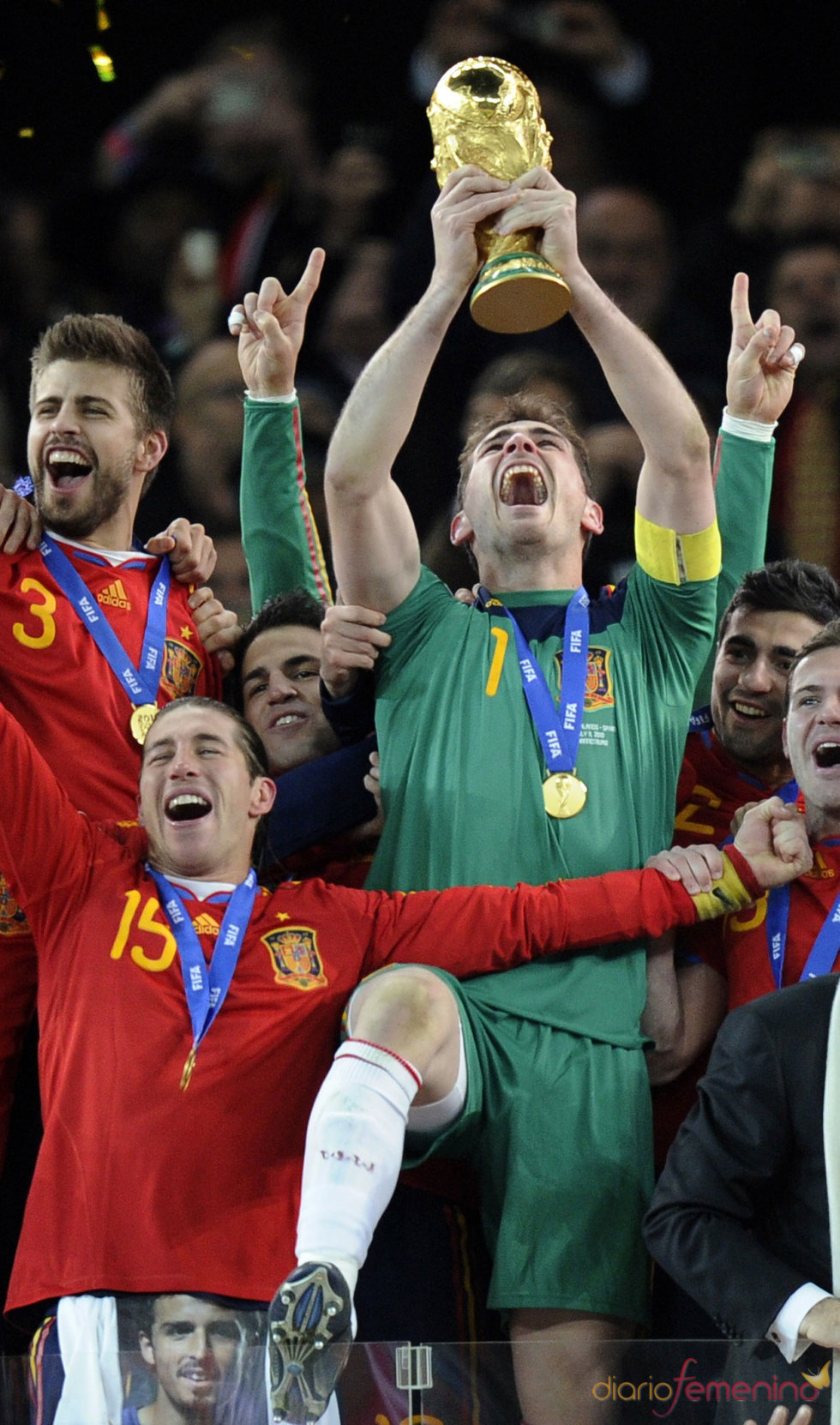 Iker Casillas celebra con los compañeros el Mundial 2010