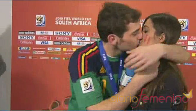 Beso de Iker Casillas y Sara Carbonero tras la final del Mundial 2010