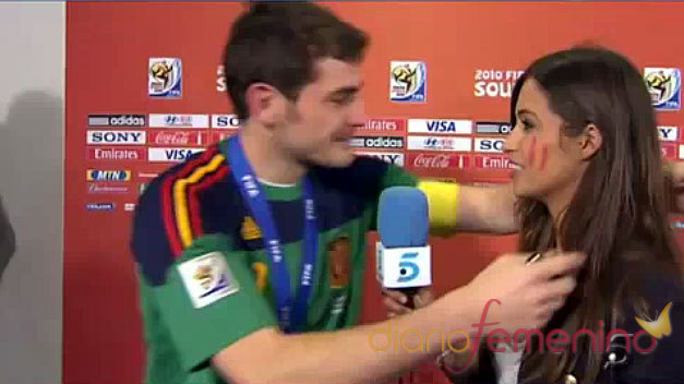 Iker Casillas besa a Sara Carbonero tras la final del Mundial 2010