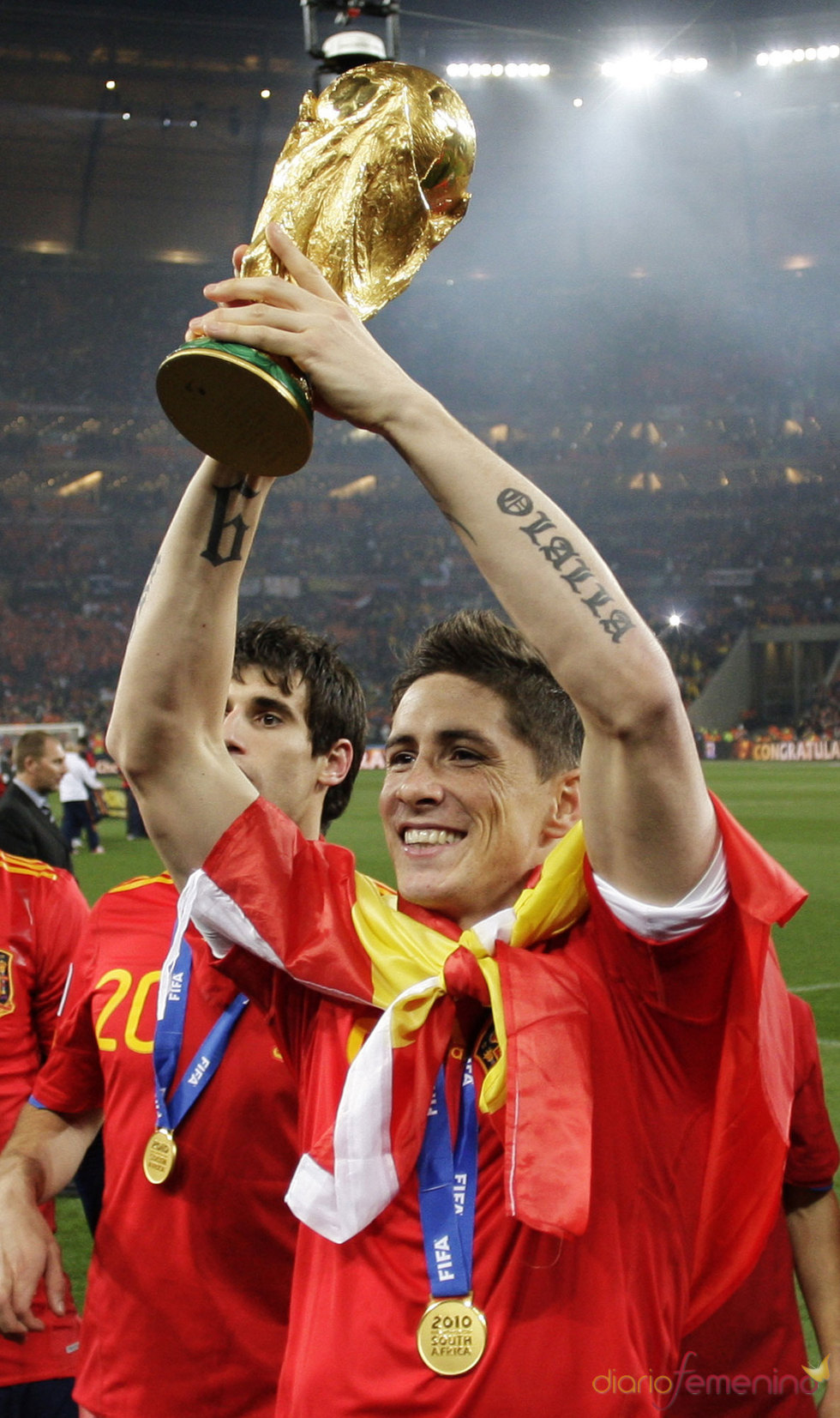 Fernando Torres con la Copa del Mundo de fútbol