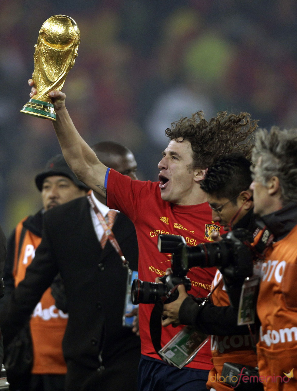 Puyol celebra con la Copa del Mundo de fútbol