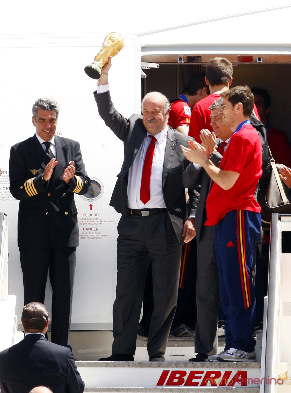 Vicente del Bosque alza la Copa del Mundo en Madrid