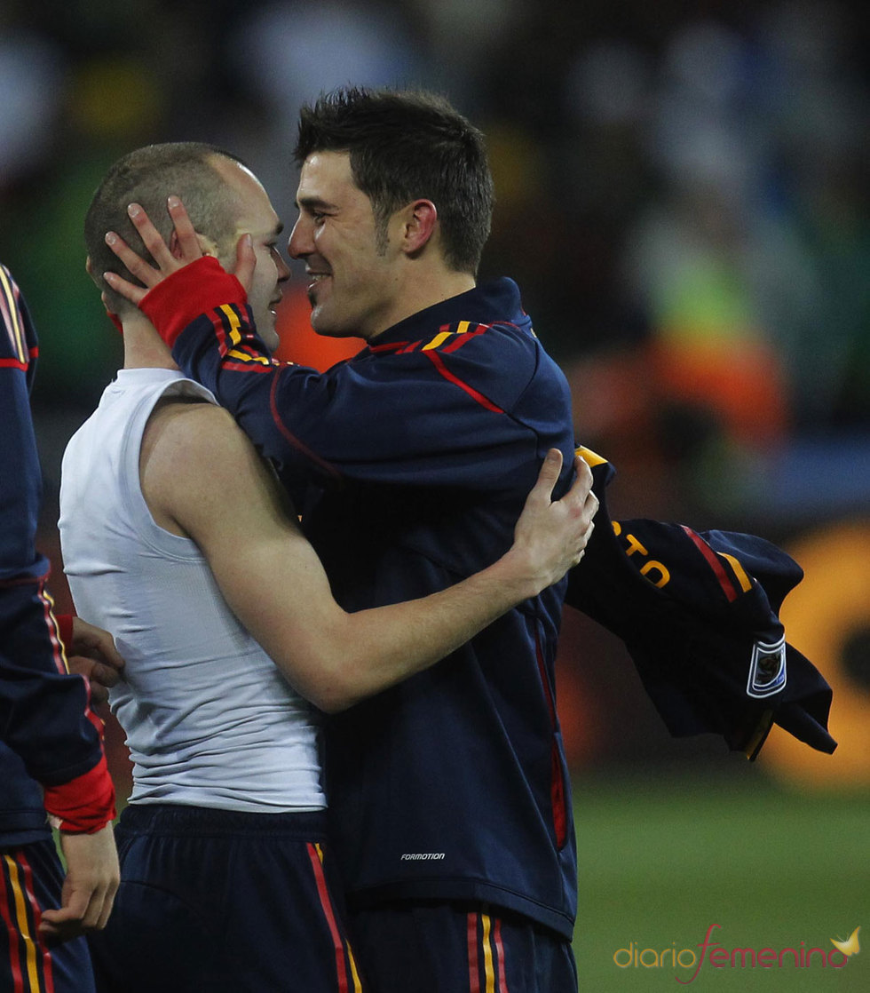 David Villa besa a Iniesta tras el gol contra Holanda en la final del Mundial