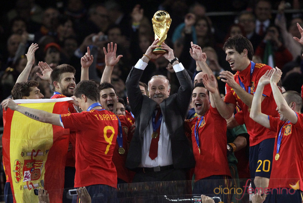 Vicente del Bosque levanta la Copa del Mundo de fútbol en Sudáfrica