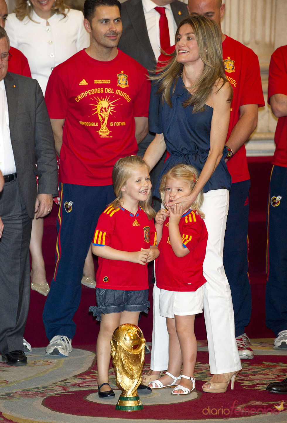 Las Infantas Leonor y Sofia y la Princesa Letizia con la Copa del Mundo