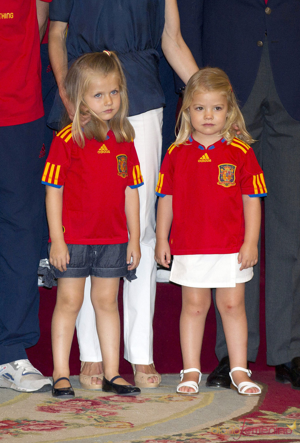 Las infantas Leonor y Sofía vestidas con la camiseta roja de España