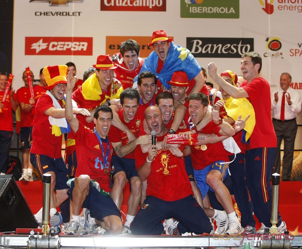 La selección española con la Copa del Mundo en Madrid