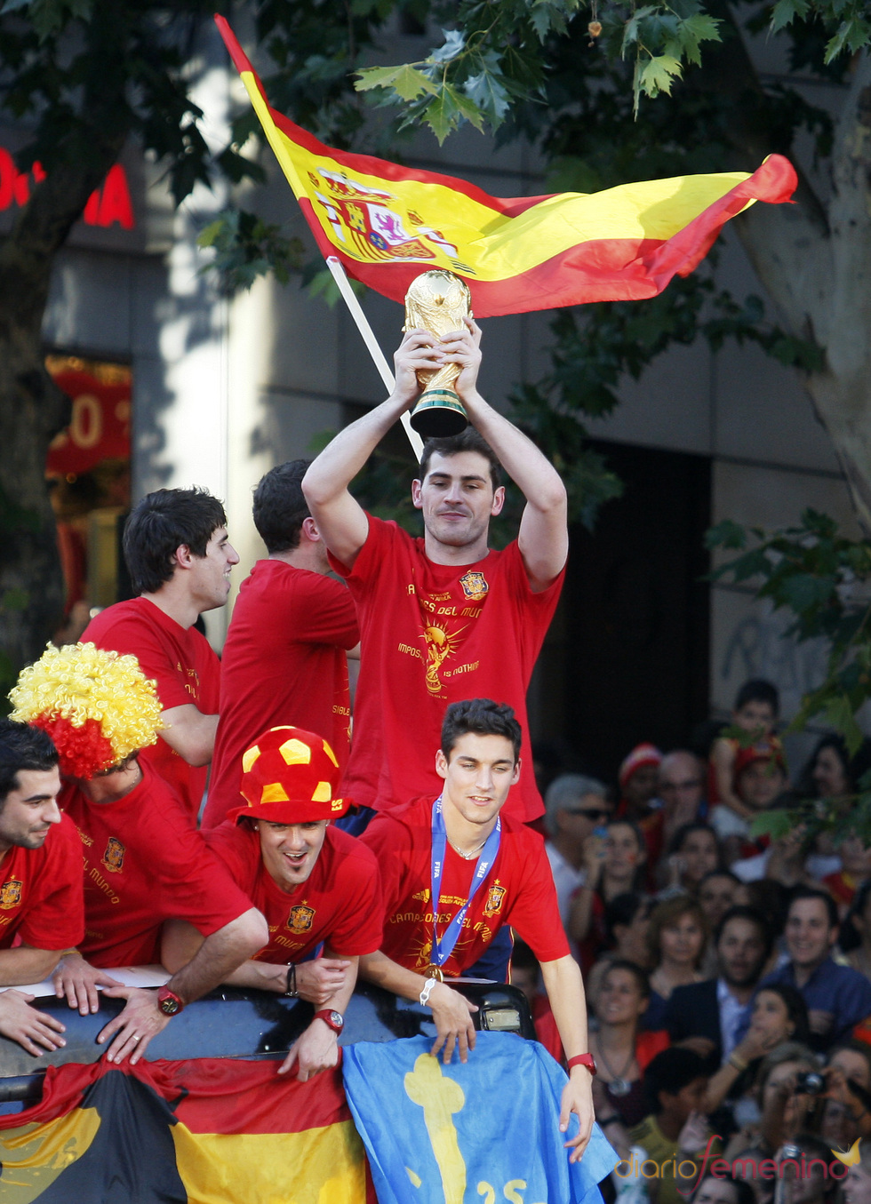 Iker Casillas levanta la Copa del mundo delante de miles de aficionados
