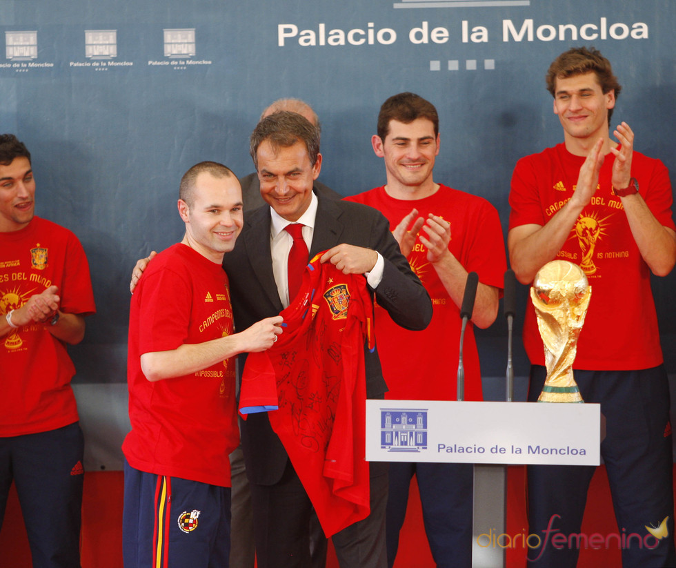 Andrés Iniesta regala a Zapatero una camiseta firmada
