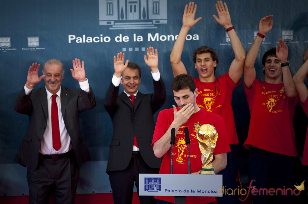 Zapatero hace la ola a Iker Casillas en la Moncloa