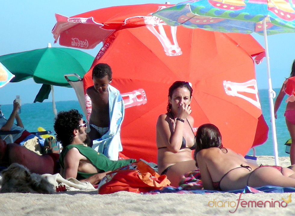 Melanie Olivares y su familia en la playa